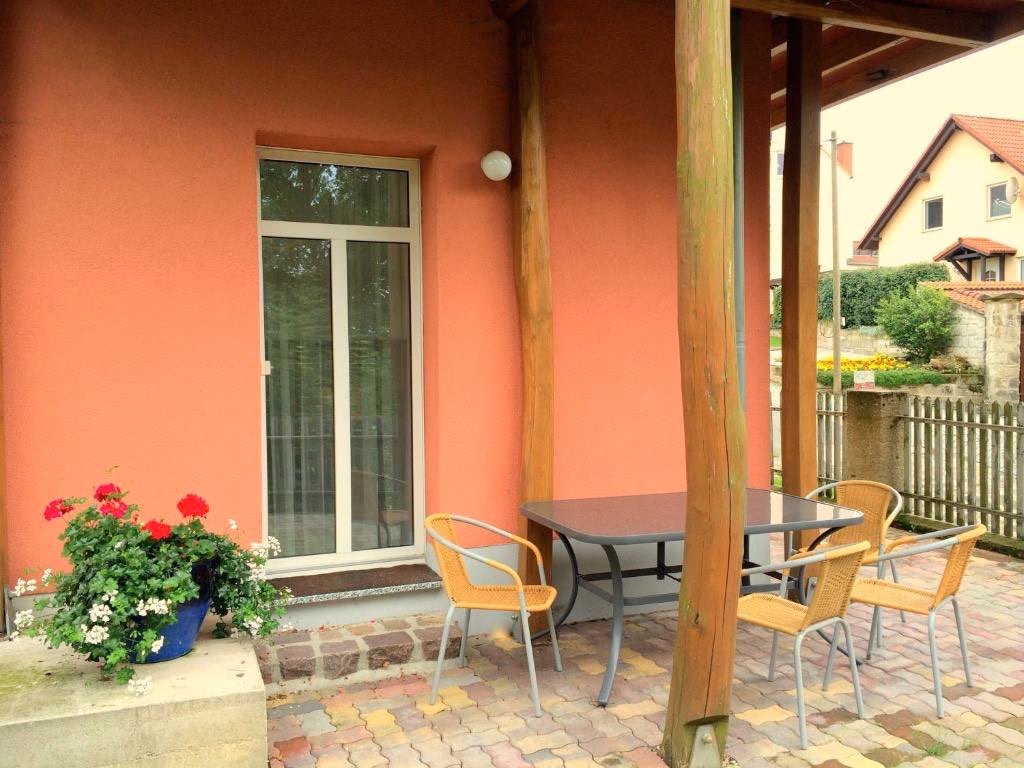 Wohnung 4: Barrierefreie 90-m²-Wohnung im EG für 6–8 Personen mit Terrassenzugang.